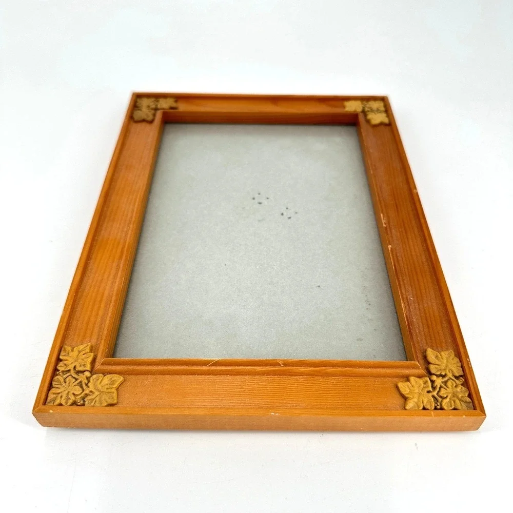 Wooden Photo 5x7 Frame with Ornate Corner Accents Tabletop Display Stand